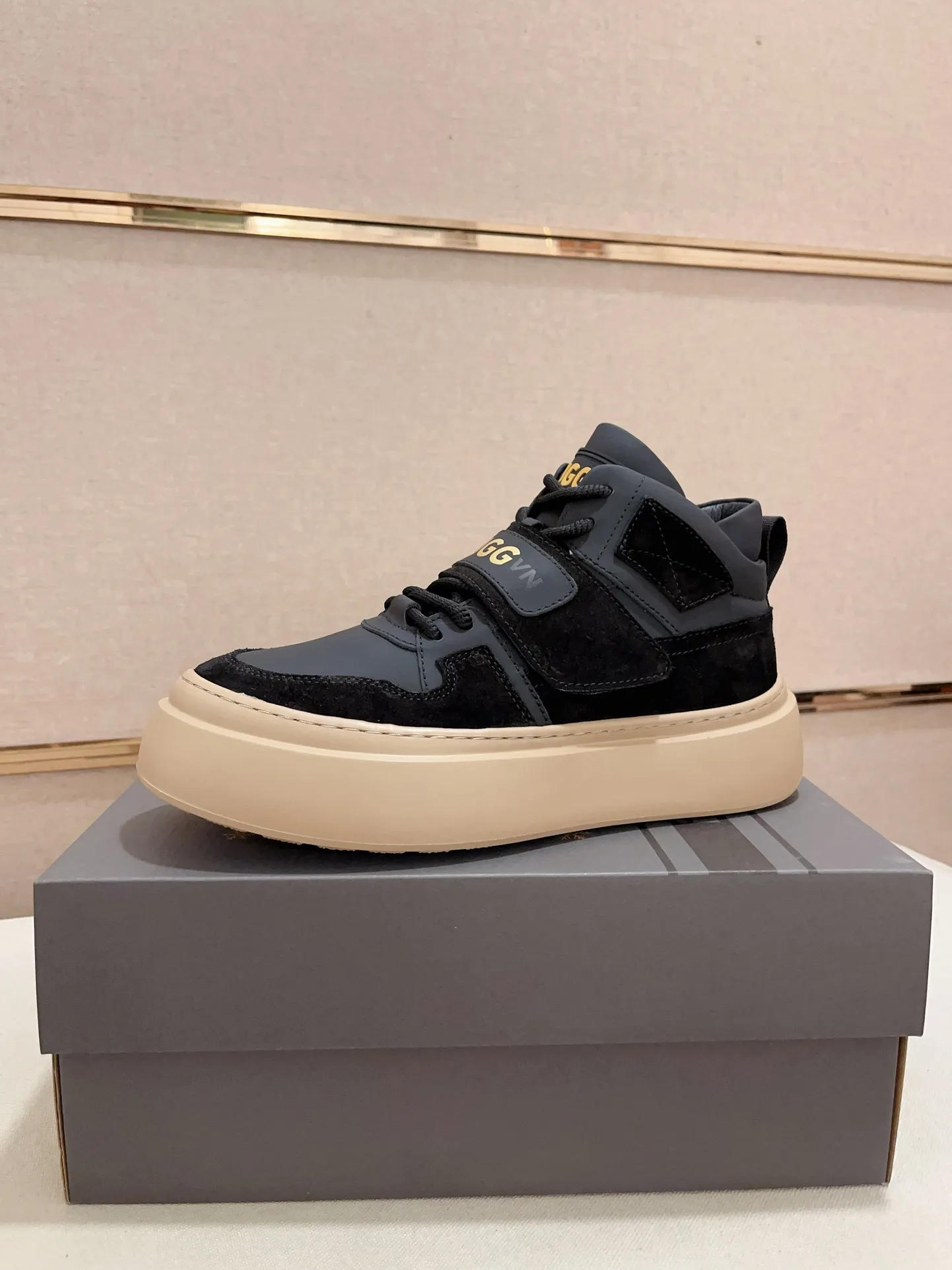 Factory Price: 380 Men's Men's Shoes💰North American Men's Shoes Ugg ☃️In the special sale of new high-quality men's shoes and snow boots in autumn and winter, the nemesis of extreme cold weather! Made of cowhide leather, merino wool lining, and original outsole, whether driving, outdoor or daily wear, there is always one that suits you! Code number 39-44